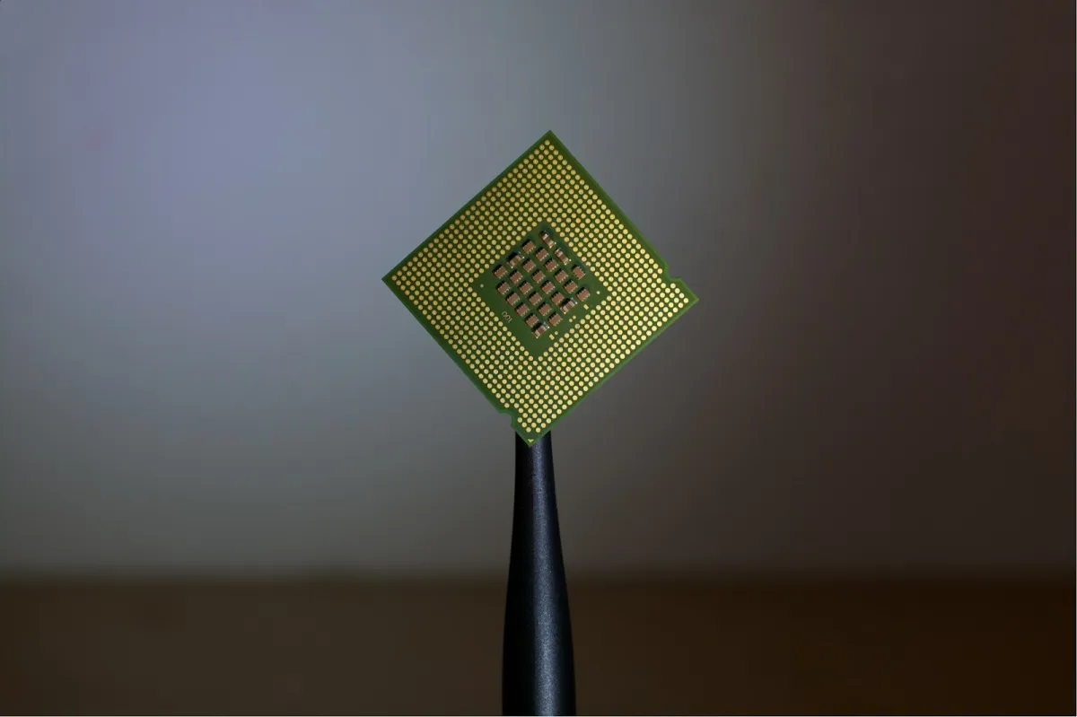 Qualcomm vadītājs: MI firmas līdz 2028. gadam prasa 100 miljardu parametru modeļus telefonos