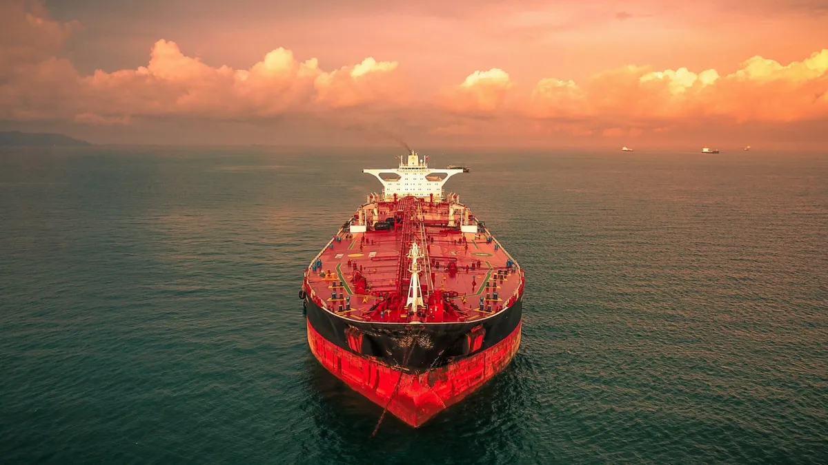 IRGC: Hormuza šaurumā naftas supertankeris uzskrējis uz mīnu un aizdedzies