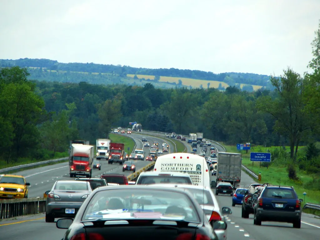 Aptauja: 66 % Latvijas autovadītāju atzīst, ka mēdz braukt agresīvi