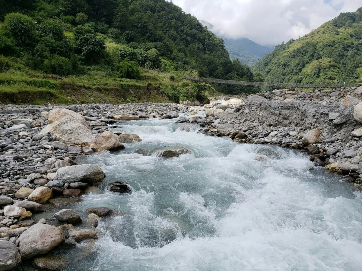 Nepālā Budhi Gandaki upe izraisa zibensplūdus: aizskalotas mājas, tilti un hidroelektrostacijas nometne