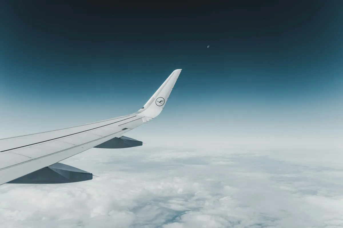 Ko par to domā MI: airBaltic 500–700 amata vietas – stabilitāte vai pārāk dārga cena?