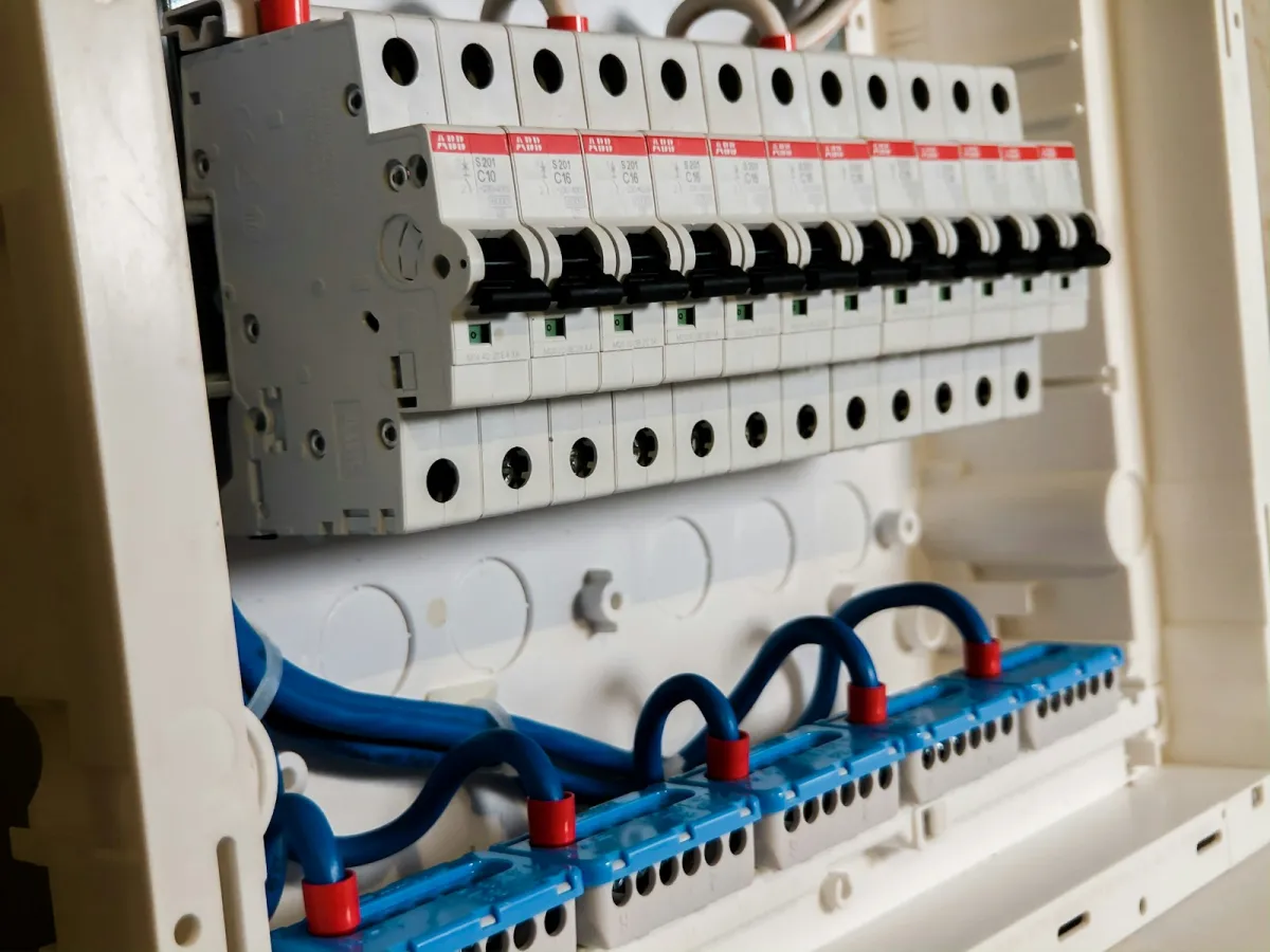 Valmierā aizdedzies elektrosadales skapis; no piecstāvu mājas evakuēti 22 cilvēki