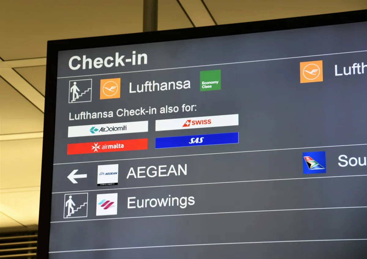 Riādā skolas nedēļu mācās attālināti; lidosta slēgta, atcelti vairāk nekā 600 reisi