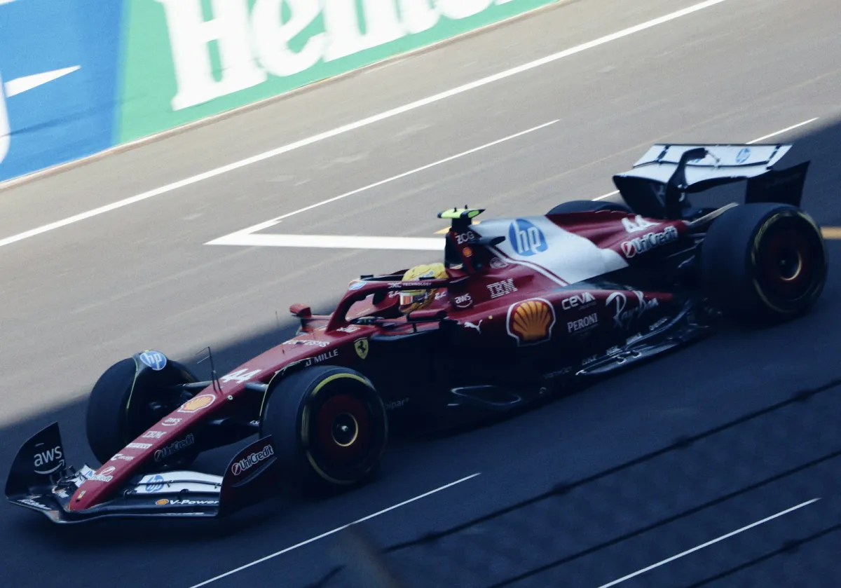 Verstapens Singapūrā izcīna pirmo GP uzvaru Marina Bejā; Antonelli tuvāk titulam