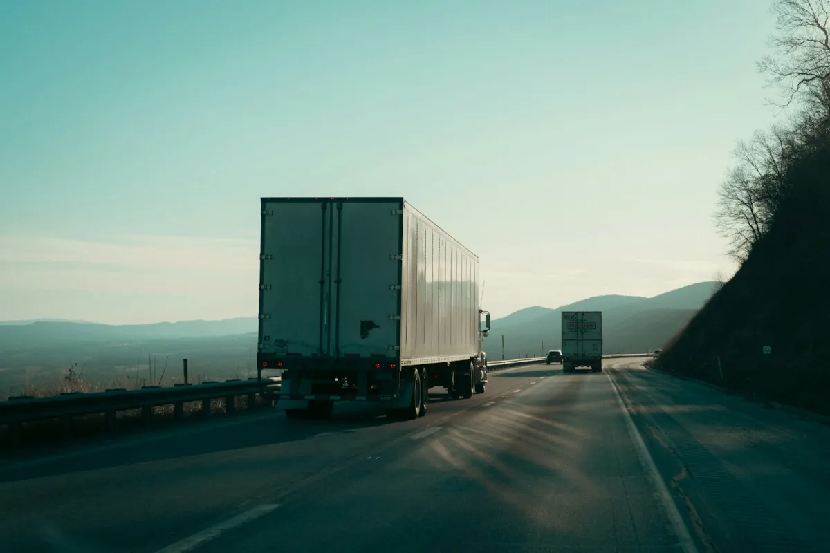ASV FMCSA piecu gadu atbrīvojums: bezpilota kravas auto var lietot kabīnes brīdinājuma bākas