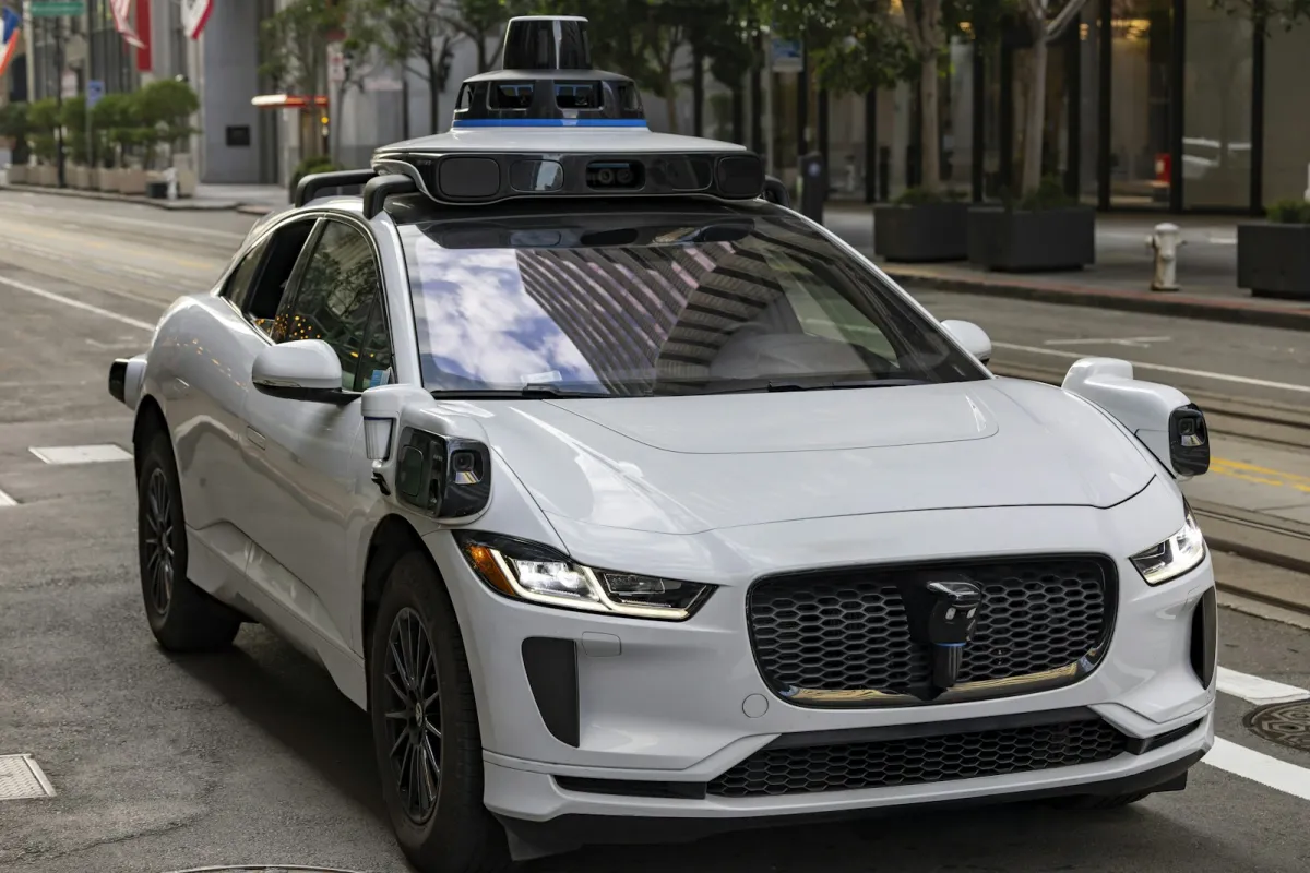 Waymo noslēdz pirmo 5 miljardu dolāru aizdevumu robotaksi paplašināšanai