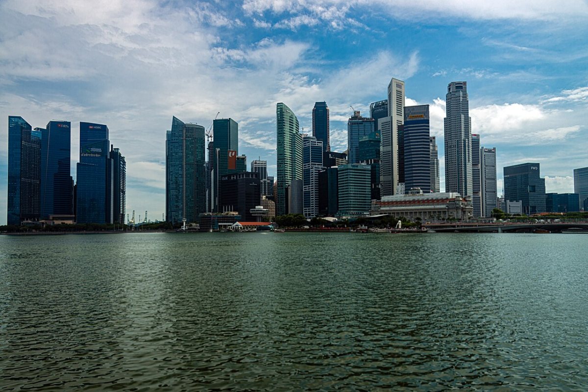 Singapūras centrālā banka pieņem pirmās AI risku vadlīnijas finanšu iestādēm, pirms ieviešanas prasa neatkarīgu pārbaudi