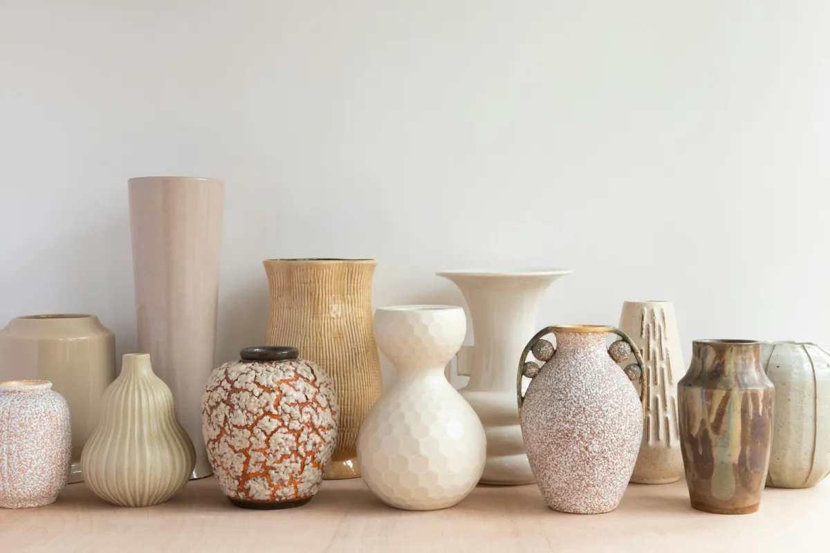 Rīgas Porcelāna muzejā atklāta izstāde «Taisija Poluikeviča. Trauslais spēks»