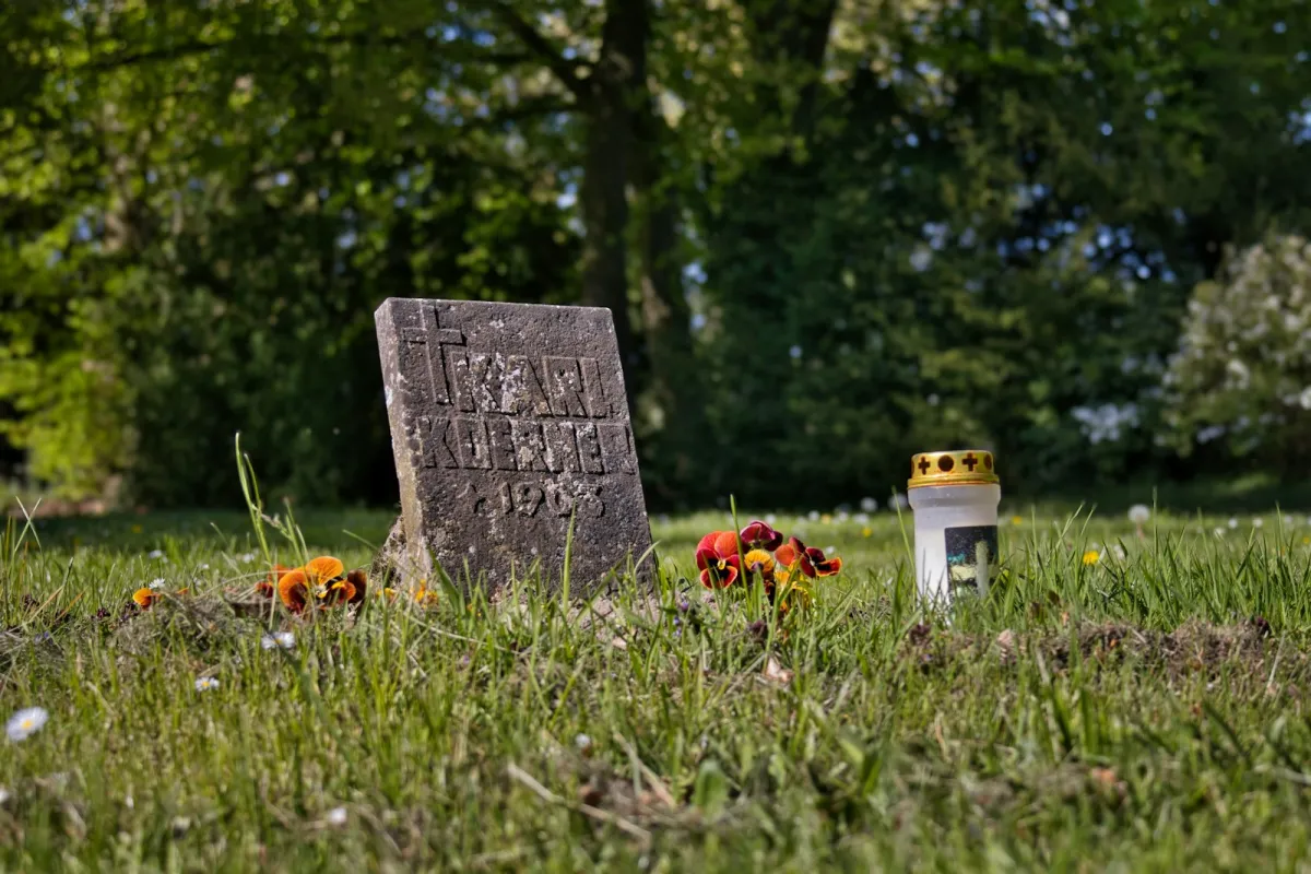 Liepājā atklāts atjaunots memoriāls Centrāleiropas ebreju holokausta upuriem