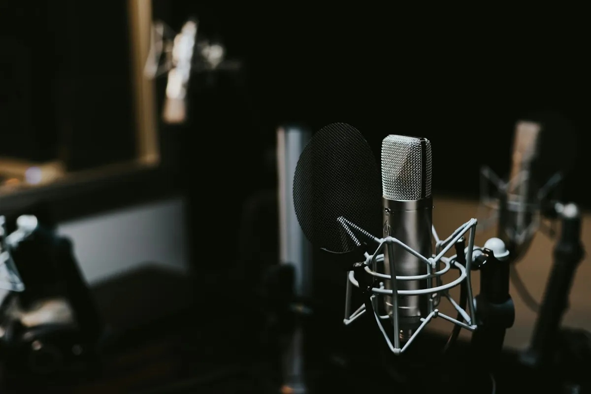 Apple noslēdz algasšanas un licencēšanas vienošanos ar MI podcastu startupu Huxe