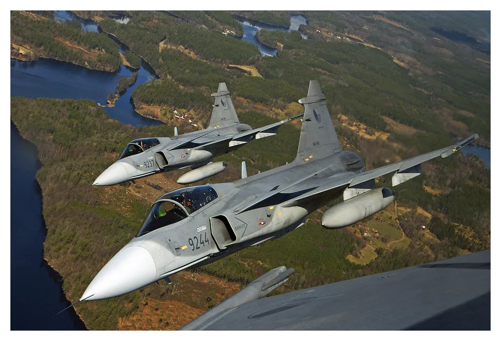 Taizemes karaliene Sutida pirmoreiz viena veic solo lidojumu ar iznīcinātāju Gripen