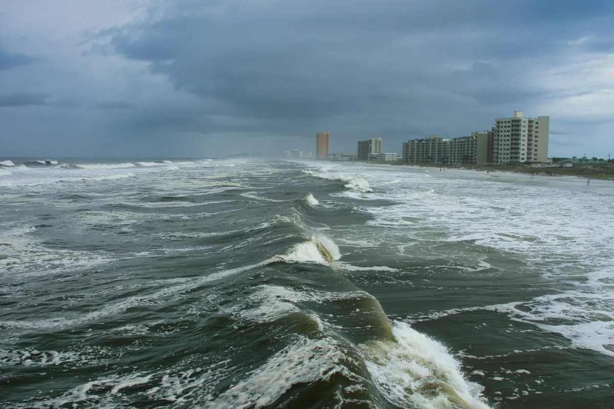 Viesuļvētra Isaias sasniedz Floridas panhandle; NHC brīdina par dzīvībai bīstamu vētras uzplūdu