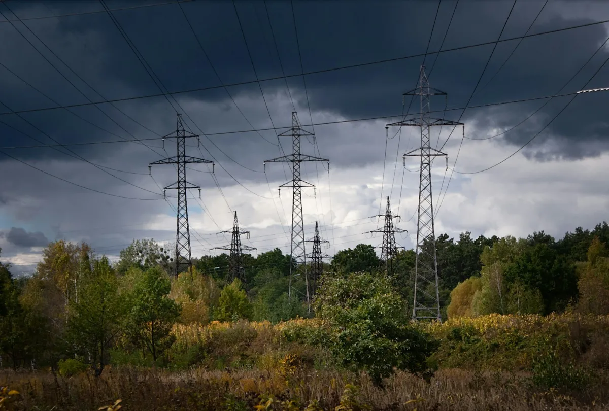 Pēc stiprā vēja sestdienas rītā elektroapgāde stabila; reģistrēti aptuveni 40 atslēgumi
