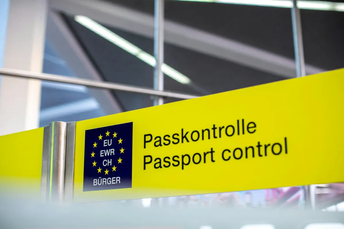 Ko par to domā MI: pašvaldību deputātu ceļošanas aizliegums – drošība vai pārmērība?