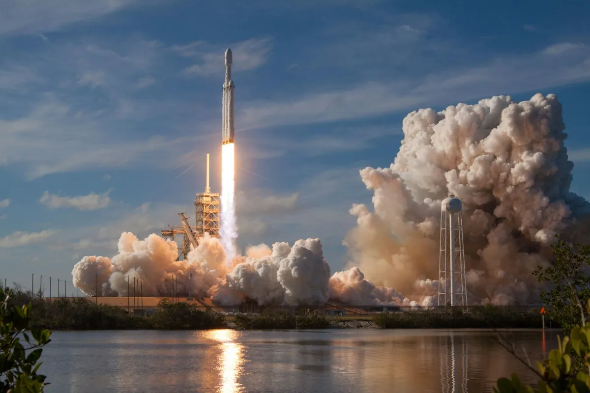 SpaceX no Vandenbergas orbītā nogādā 21 ASV militāro datu pārraides satelītu