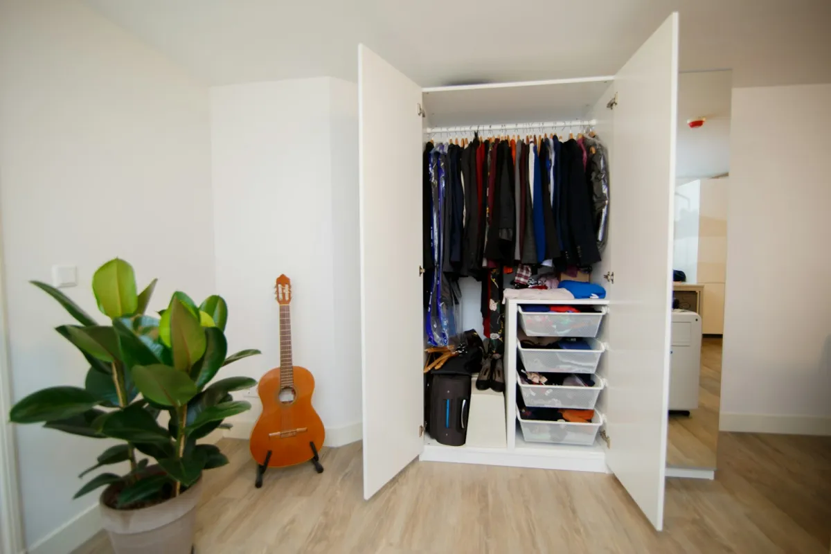 Kampaņa «Mīli savu garderobi» aicina veidot kapsulas garderobi; Akropolē – izstāde līdz 20. oktobrim