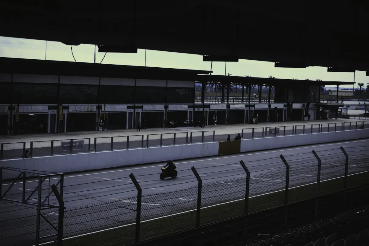 Fernandess Mandalikā izcīna pirmo MotoGP «pole»; Markess un Martīns – otrajā rindā