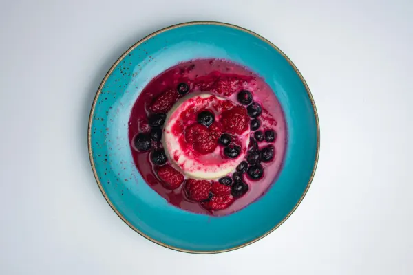 Vaniļas panna cotta ar smiltsērkšķu mērci