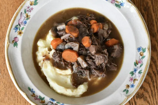 Liellopu gaļas sautējums ar tumšo alu