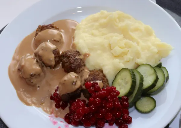 Mājas kotletes ar kartupeļu biezeni